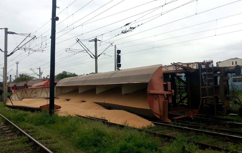 Tren deraiat la intrare în Gara Craiova! Două vagoane cu cereale s-au răsturnat | FOTO