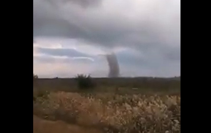 VIDEO / Tornadă filmată în Tulcea, la Tatanir: “Ia uite, ca la americani!”