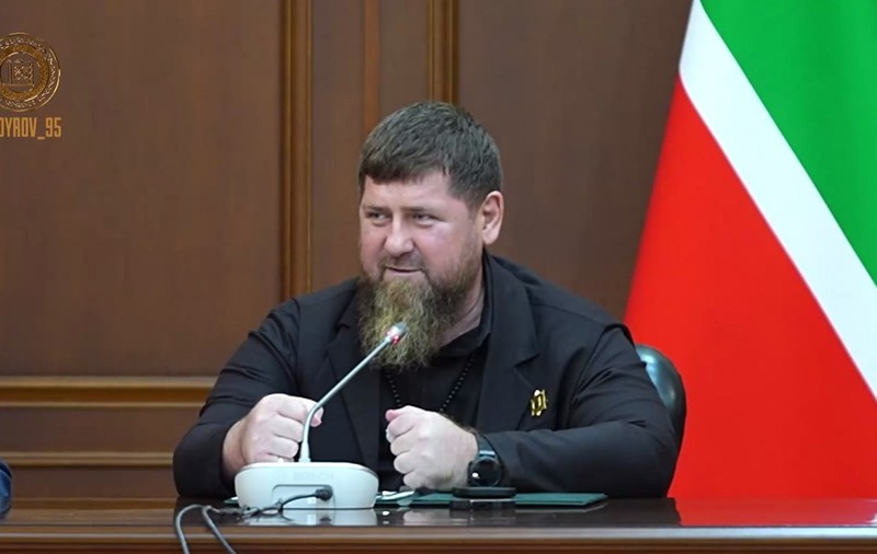 Ramzan Kadîrov le-a cerut oficialilor regionali ceceni să plătească datoriile locuitorilor care cumpără „pe caiet” de la magazinele alimentare