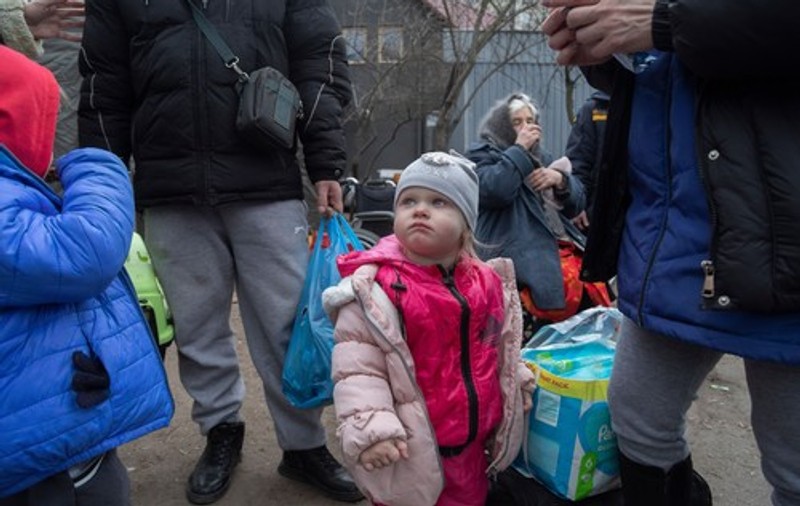 Război în Ucraina, ziua 26 | Convoi cu civili plecat din Mariupol, bombardat în Zaporojie. Sunt copii printre răniți, doi în stare gravă