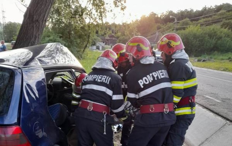 O persoană a murit și alta e în stare gravă la spital, după ce mașina în care se aflau s-a lovit violent de un copac în Hunedoara