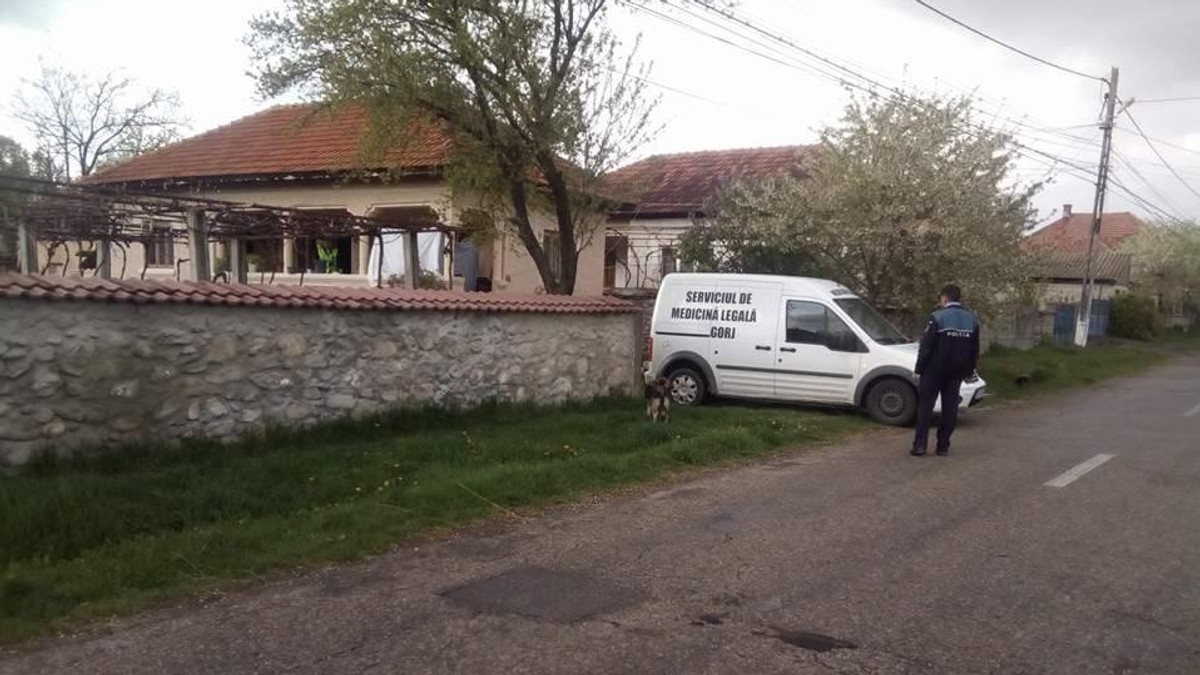 O bătrână a fost găsită moartă pe prispa casei în Gorj. Ipoteza unei crime îi înspăimântă pe săteni