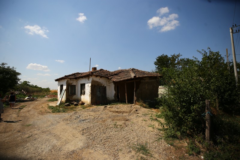 Casa din lut în care locuiește altă familie. Foto: Dumitru Angelescu / Libertatea