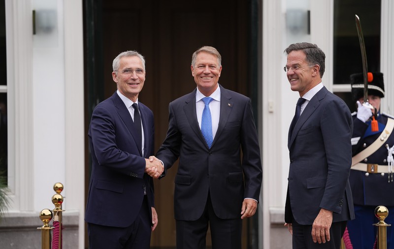 Klaus Iohannis anunță că România construiește alături de Olanda hubul de antrenament pentru piloţii de avioane F-16