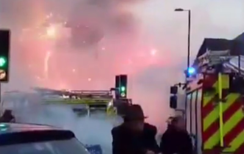 Incendiu de proporții la o fabrică de artificii din Marea Britanie | VIDEO