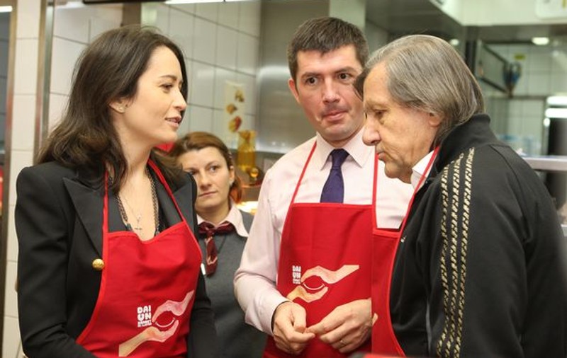 Foto | Ilie Năstase şi Amalia, la tejghea pentru copiii bolnavi