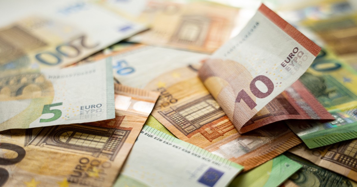 Mai multe bancnote de euro așezate la grămadă.