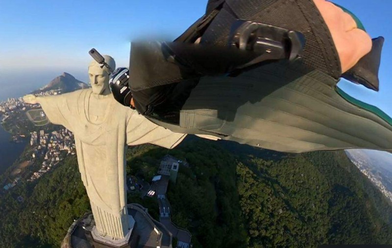 Momentul în care un parapantist trece la câțiva metri de statuia Cristo Redentor din Rio de Janeiro. Zbura cu 200 km/h | VIDEO