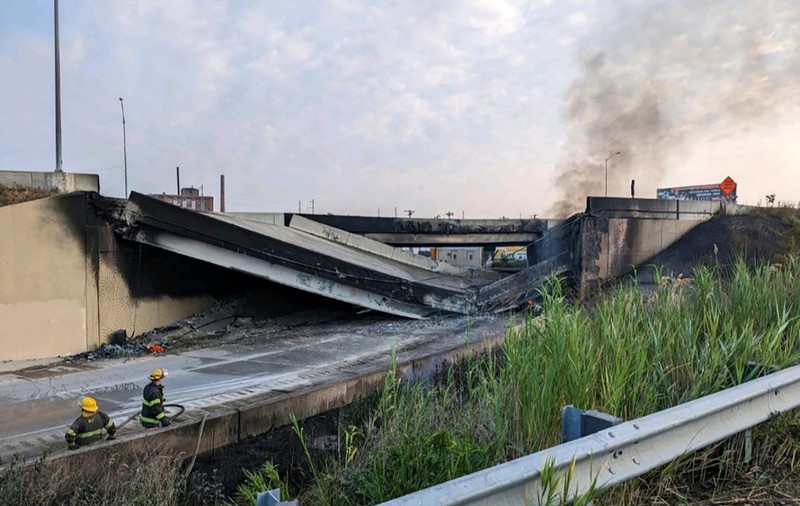O porţiune a autostrăzii I-95 din Philadelphia s-a prăbuşit, după ce o cisternă cu petrol a luat foc