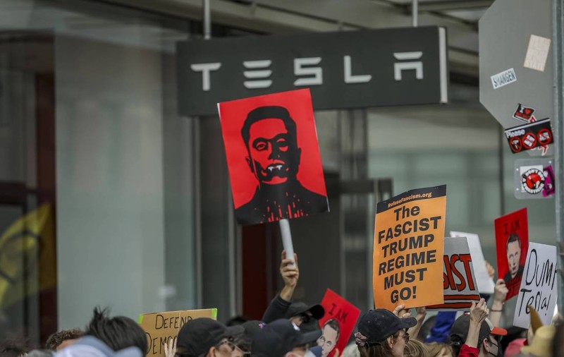 Tesla a construit camere de panică în centrele de vânzări pentru a salva personalul de clienții supărați