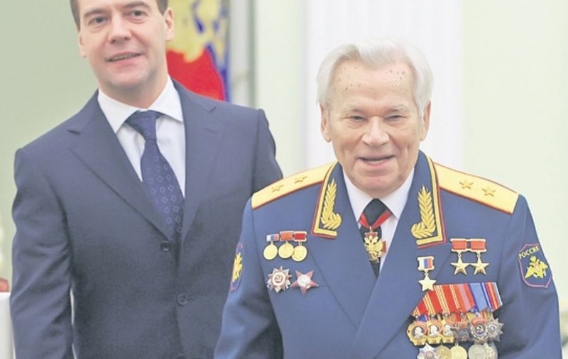 MIHAIL KALAŞNIKOV A MURIT! A FOST CEL CARE A INVENTAT ARMA AUTOMATĂ AK-47!