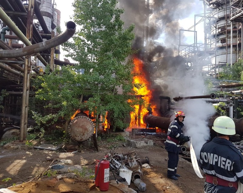 Incendiu la fosta Rafinărie Astra din Ploiești. Ard reziduuri petroliere
