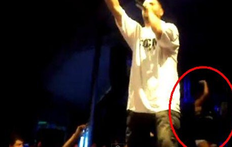 Video | Ce tupeu! Ombladon a aruncat o piţipoancă de pe scenă