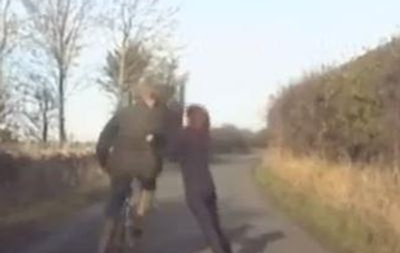 Femeia care i-a șocat pe polițiști! A atacat un  biciclist, dar varianta ei i-a lăsat pe toți mască | VIDEO
