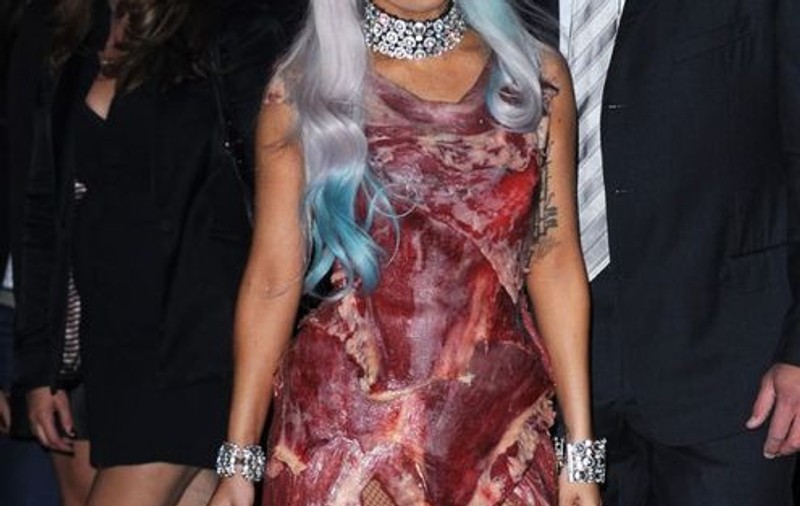 Rochia din carne crudă purtată de Lady Gaga va deveni piesă de muzeu