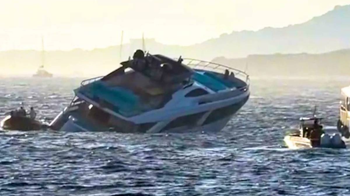 Un Iaht Angiola II, un model Amer F100, inclinat intr-o parte, pe mare, inainte sa se scufunde in Mediterana, august 2026
