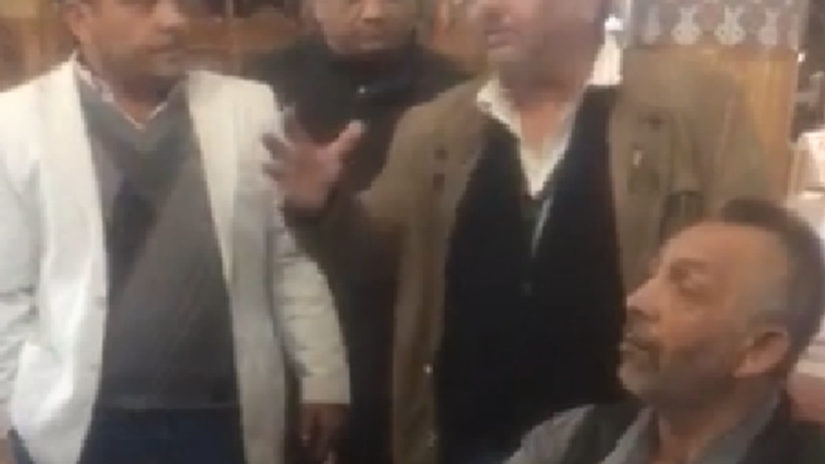 A înjurat în biserică, sub supravegherea preotului
