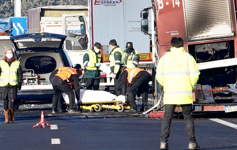 Trei șoferi de TIR morți, loviți în plin de un camion, când încercau să stingă alt camion cuprins de flăcări, pe o autostradă din Spania