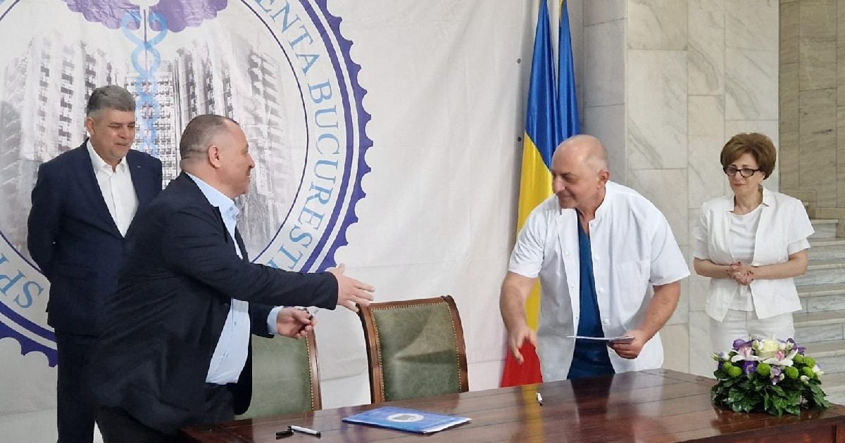 In holul Spitalului Universitar de Urgentă managerul SUUB si managerul Spitalului Judetean Buzau dau mana si semneaza primul consortiu regional. Cirstoiu su Patrascu.