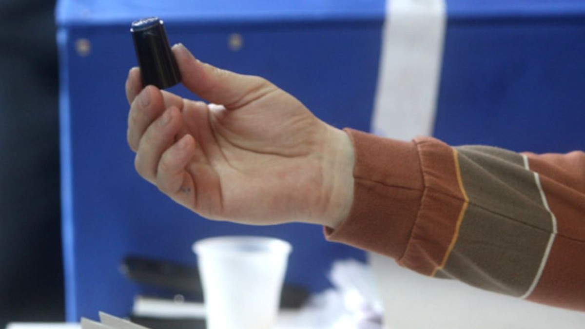 Cum se va efectua votul cu urna specială, la Referendum. Un votant primește ștampila de vot