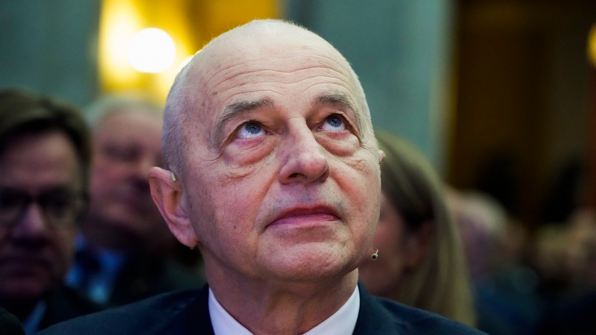 Mircea Geoană privește îngândurat