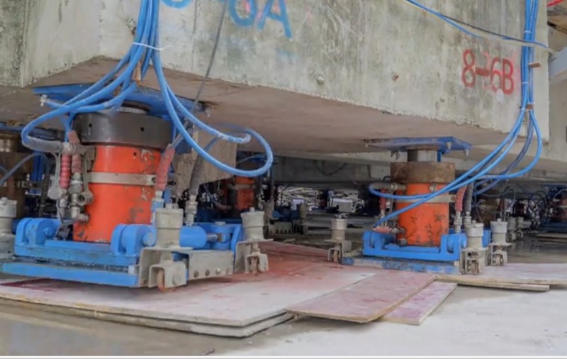 VIDEO. Chinezii au mutat o clădire istorică de 7.600 de tone montându-i 200 de ”picioare” robotice. S-a deplasat precum oamenii