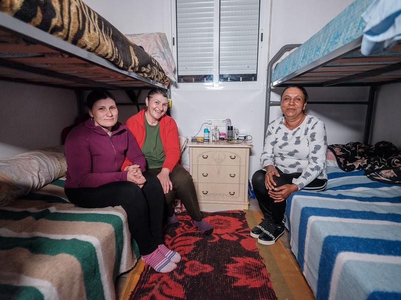 Stela, Vasilica și Elena, muncitoare sezoniere, în camera în care sunt cazate într-o fermă de căpșuni din Palos de la Frontera, Spania. Februarie 2020