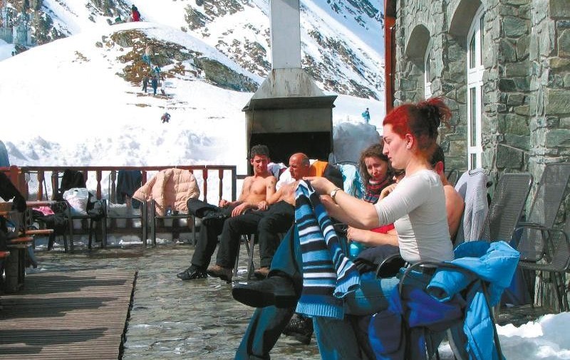 Serbările Estivale ale Zăpezii: plajă pe omăt în timp de caniculă