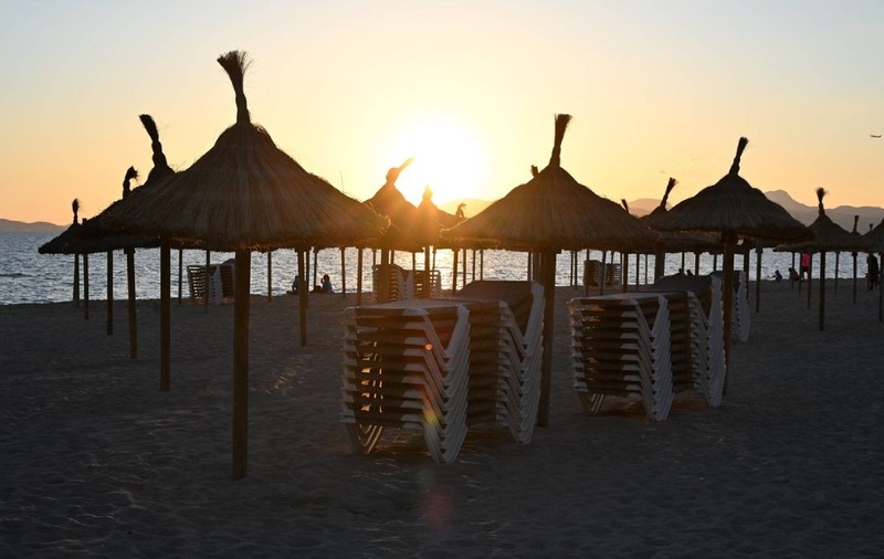 Plajele din Mallorca rămân fără șezlonguri: „S-au săturat să nu mai aibă loc nici pentru un prosop”