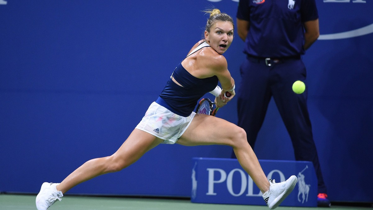 Simona Halep încearcă să returneze o minge în terenul adversarei. (FOTO: HEPTA)