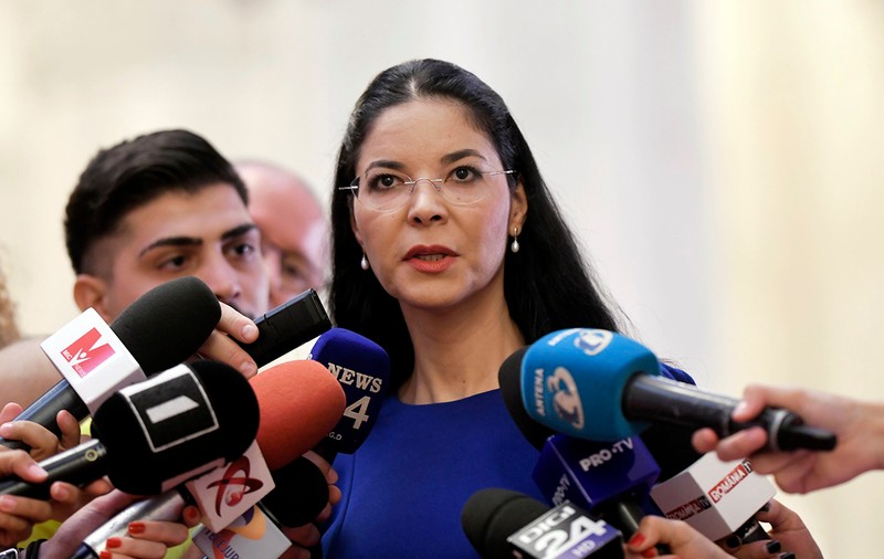 Ana Birchall îi răspunde Vioricăi Dăncilă: ”Era în fișa postului să vorbesc despre justiție. Doar nu era să vorbesc despre broșe”