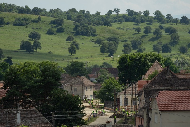 Muncitorii arabi lucrează acum în decorul spectaculos din Mărginimea Sibiului