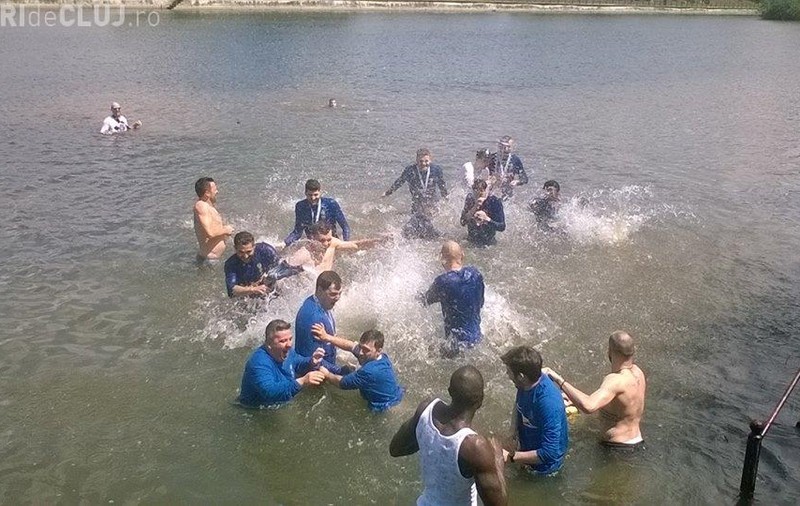 După titlul cucerit contra Stelei, baschetbaliștii de la U-BT Cluj-Napoca au făcut baie în Someș | VIDEO