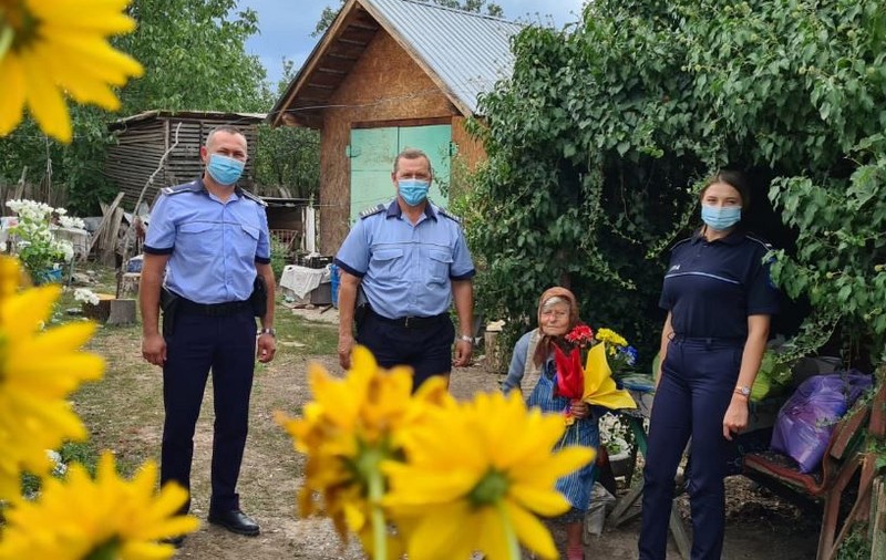 FOTO | Bunica Stana, cea mai vârstnică persoană din județul Vrancea, a împlinit 102 ani. Ce surpriză i-a făcut Poliția