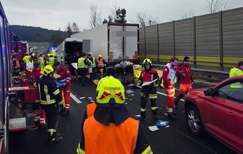 Pompierii care au intervenit la accidentul din Austria în care au murit 4 ucrainence au nevoie de psiholog: „S-au târât pe cadavre ca să ajungă la răniți”