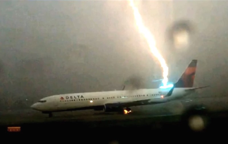 Avion LOVIT DE FULGER, pe pistă! Ce s-a întâmplat cu pasagerii | VIDEO