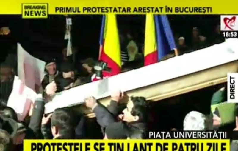 54 de protestatari reţinuţi, 5 răniţi şi mii de oameni în stradă, în toată ţara | FOTO