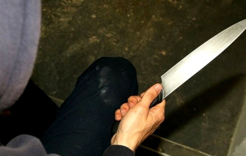 Tânăr înjunghiat de protectorul prostituatei cu care ar fi vrut să facă sex. Autorul s-a predat la poliţie