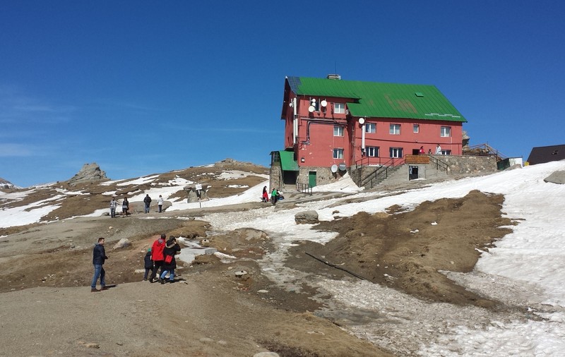 Vremea frumoasă i-a îndemnat pe turişti în vârf de munte | FOTO