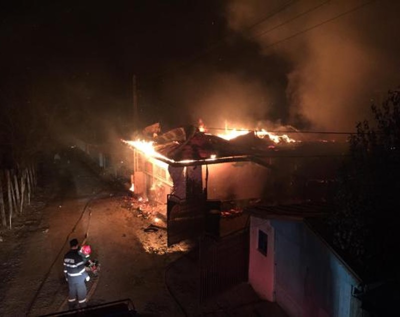 Incendiu la o fabrică de ulei din Prăjești. Ce ar fi declanșat vâlvătaia