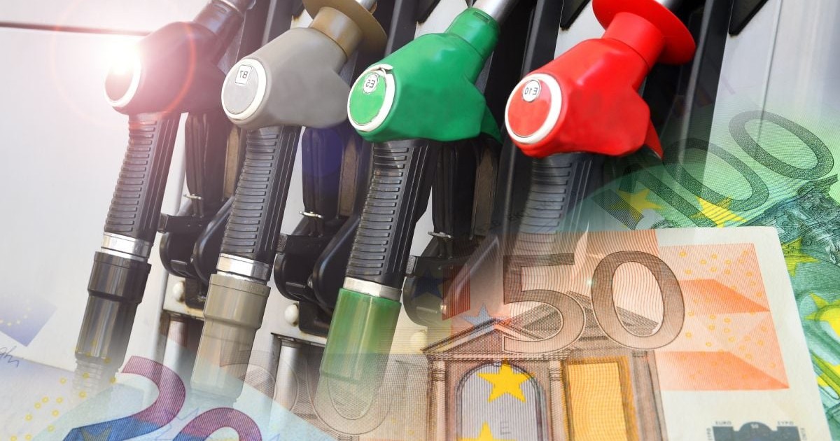 Imagine creativă cu pompe de benzină și motorină de culoare roșu, verde și negru, iar în partea de jos a fotografiei, bancnote de 20 și 50 de euro în blur