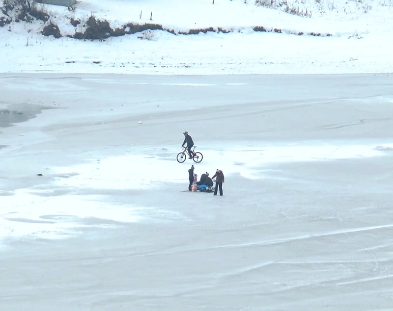 Tinerii patinează pe Lacul Cinciș din Hunedoara care a înghețat. Gheața se poate sparge oricând