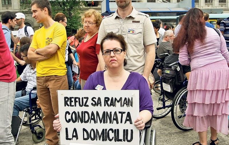 Bucureşteni imobilizaţi în scaune cu rotile au manifestat împotriva primăriei: «Ne-am săturat să fim ignoraţi!»