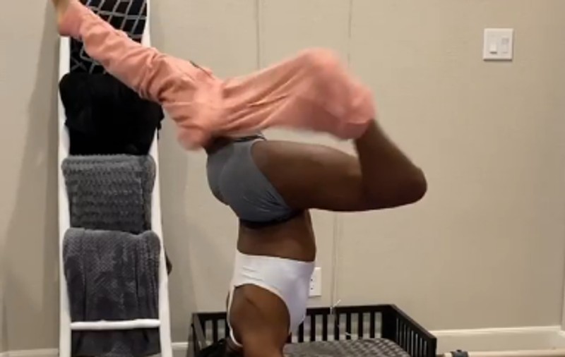 VIDEO | Gimnasta americană Simone Biles inventează noi exerciții în izolare. S-a dezbrăcat de pantaloni stând în mâini