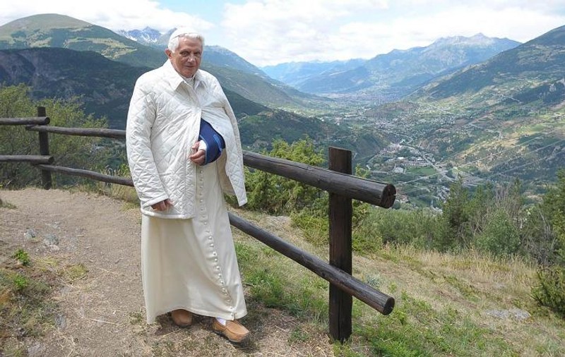 Papa, cu mâna în ghips, a oficiat slujba de sâmbătă