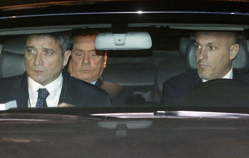 Maşina lui Berlusconi, atacată cu roşii în faţa sediului Preşedinţiei Italiei | VIDEO 