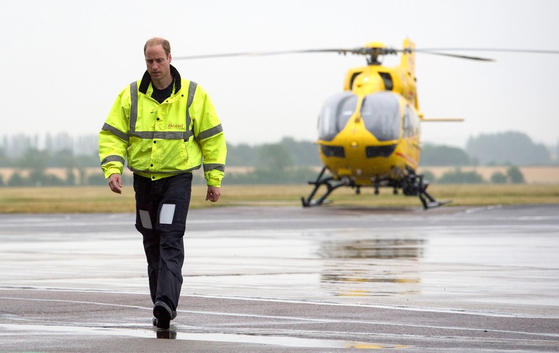 Prințul William renunță la slujba de pilot de ambulanță aeriană