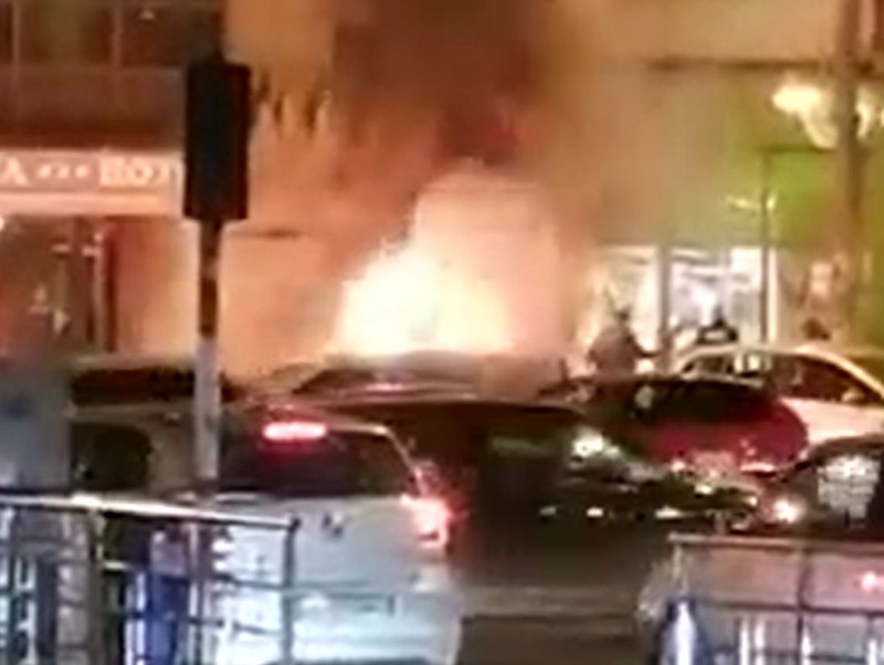 Focul a fost stins de pompieri (foto captura video Gandul.ro)