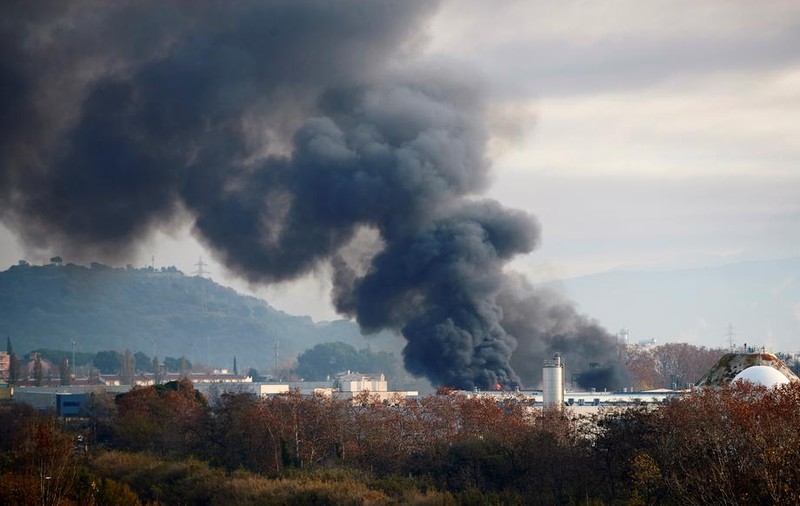Incendiu puternic la o uzină de tratare a deșeurilor industriale din Spania. Bătrânii, copii și bolnavii, sfătuiți să rămână în case