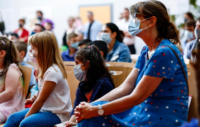 Ministrul german al Educației susține purtarea măștii sanitare la școală